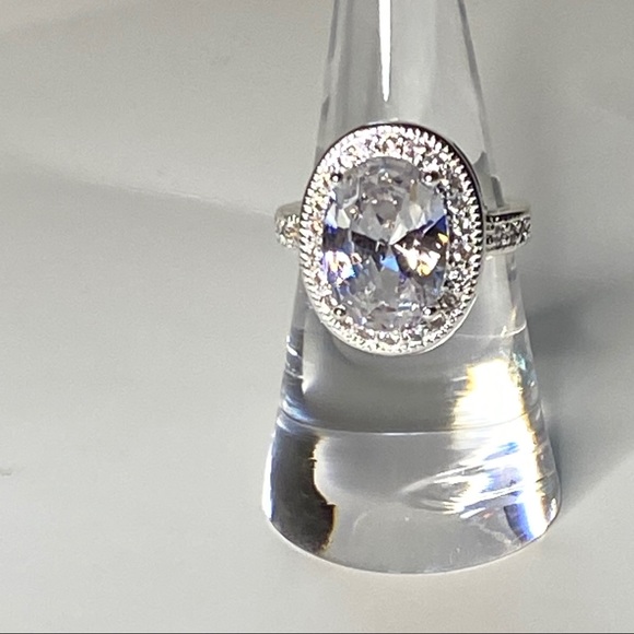 Jewelry - silver toned oval stone ring